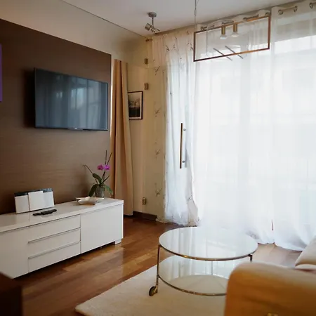 Hollywood Prestige Free Parking By Citybeat Daire Krakow